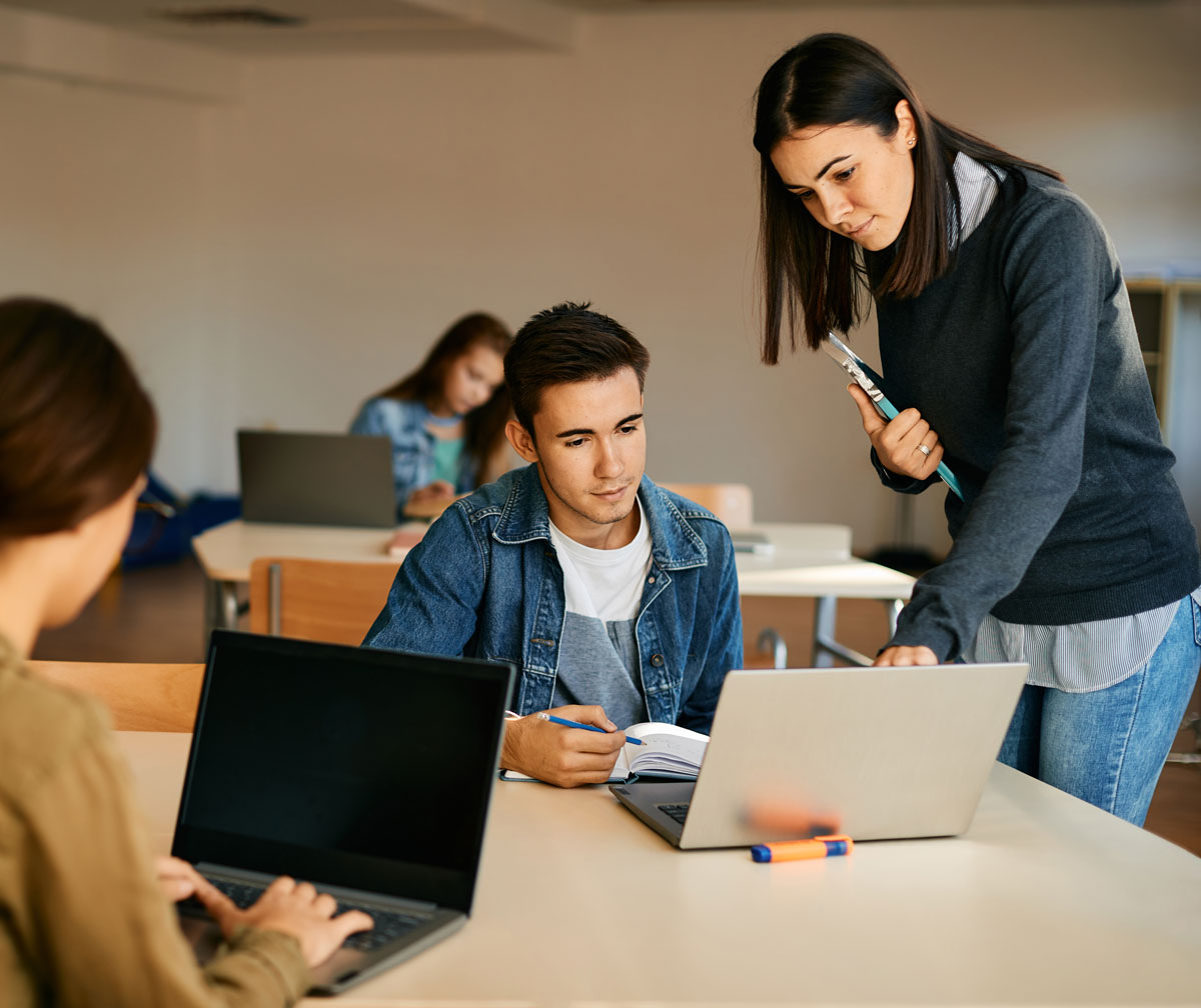 Etudiant En Classe Aide Professeur