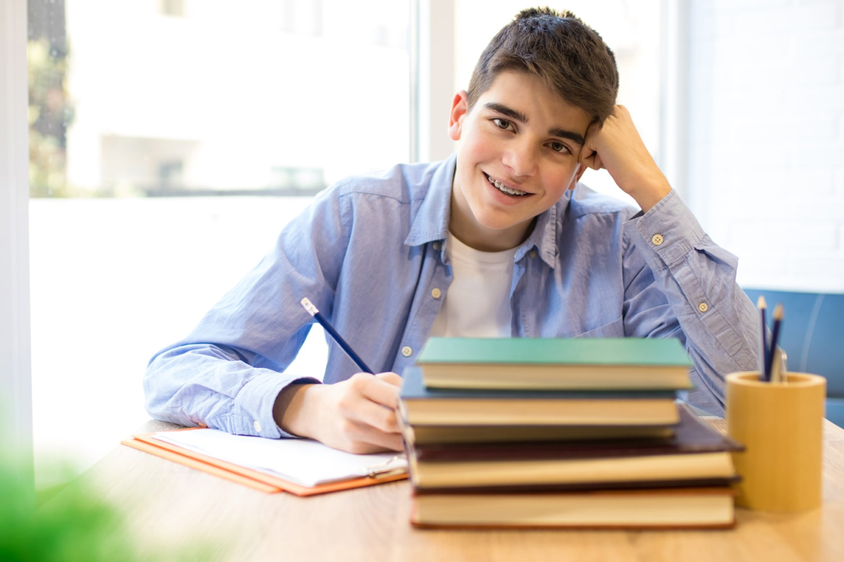 Etudiant Etudie Avec Livres