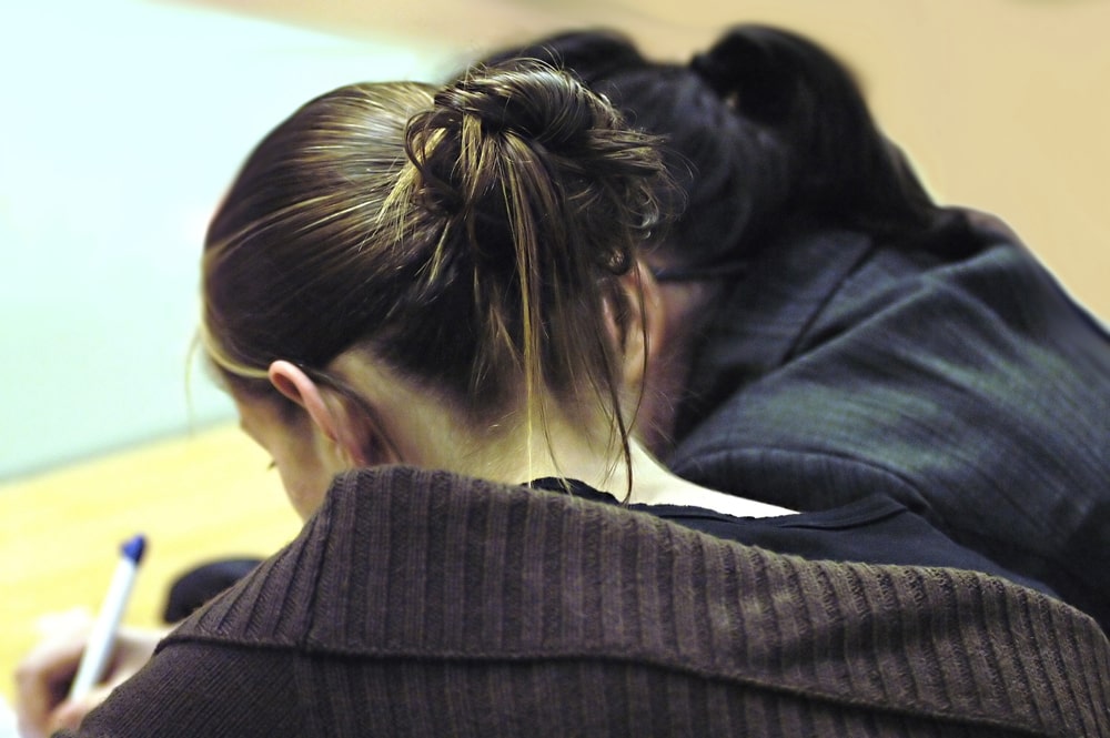 Etudiant Etudie En Salle De Cours