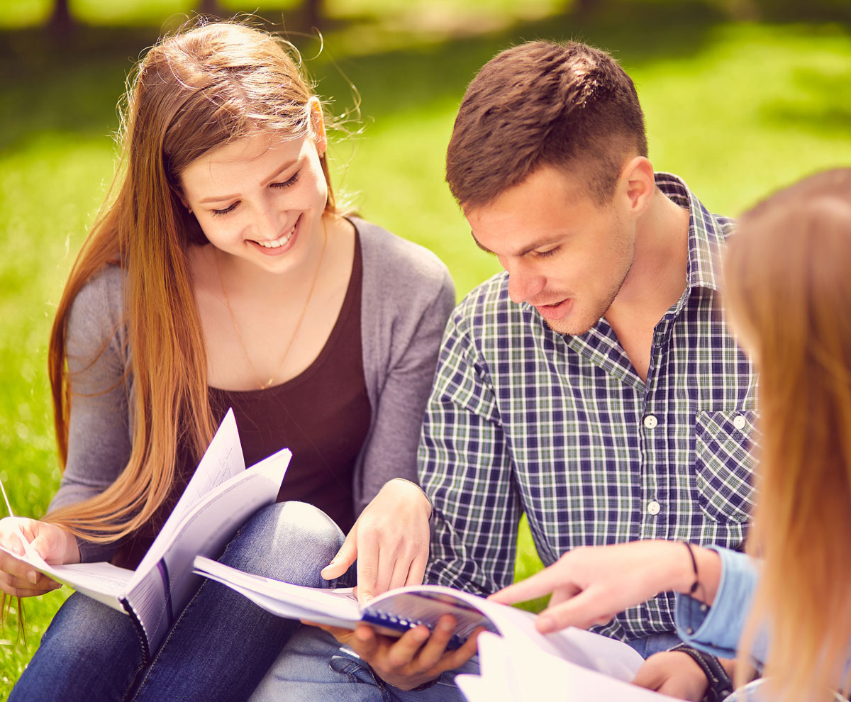 Etudiants Discussion Dans Un Parc