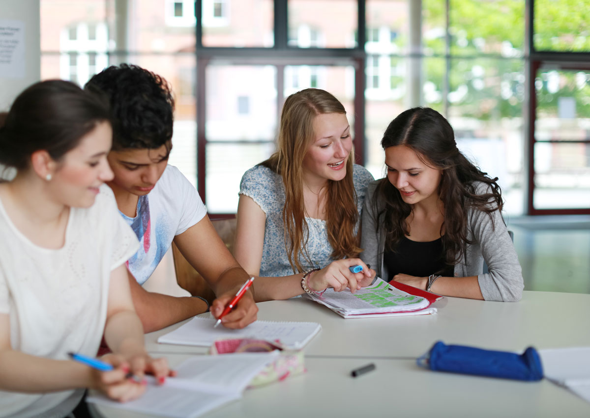 Etudiants Travaillent Ensemble