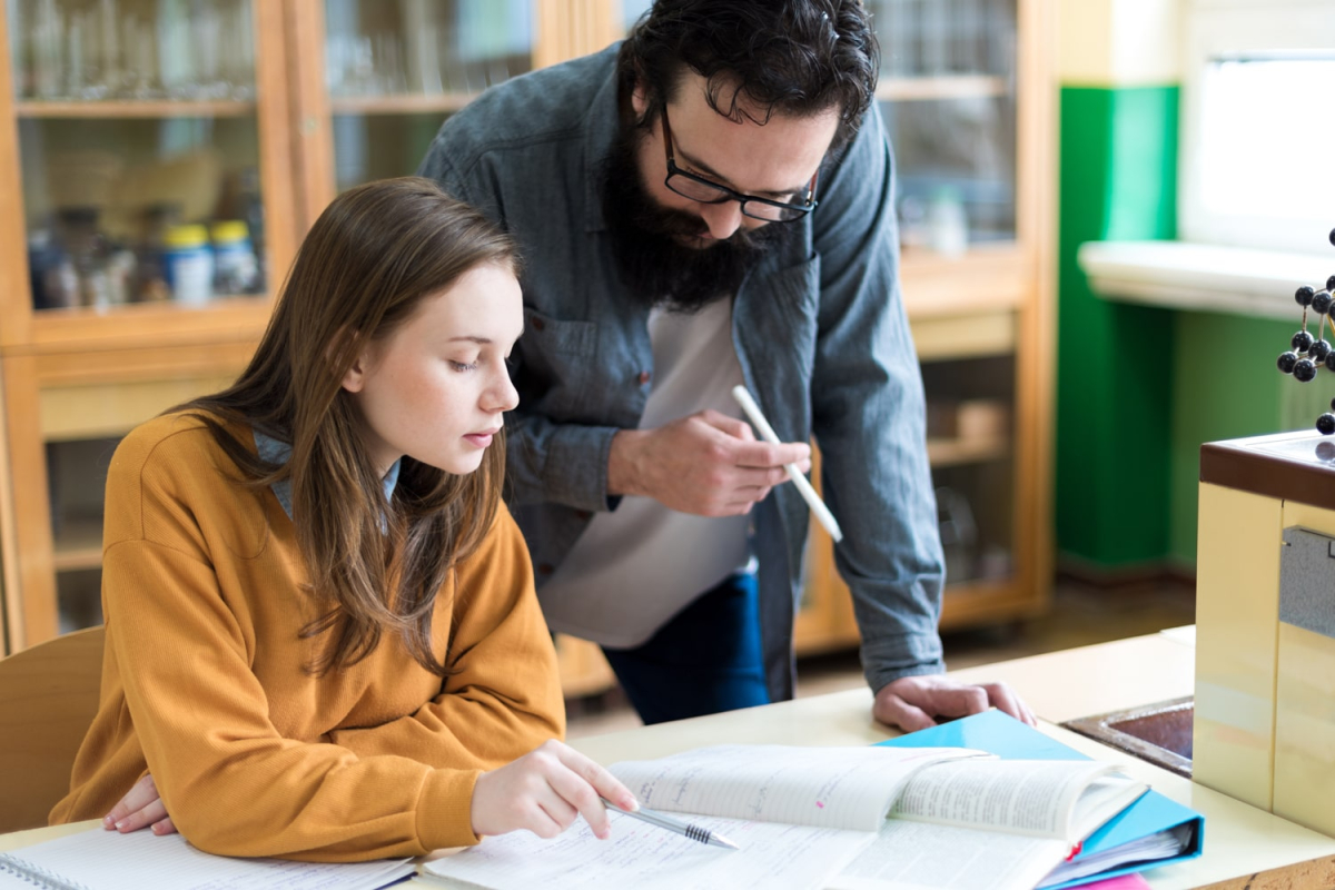 Professeur Vient Aider Etudiant Cours